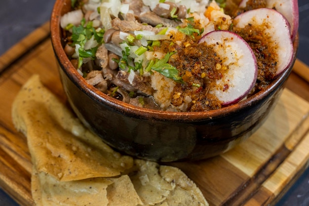 肉汁コリアンダーとタマネギをメキシコの木製プレートに乗せたメキシコ料理の肉丼