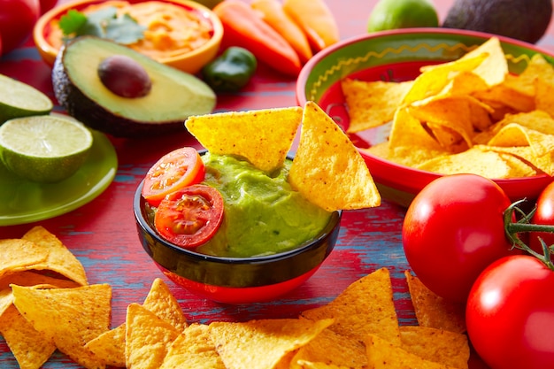 Photo mexican food nachos and guacamole chili sauce