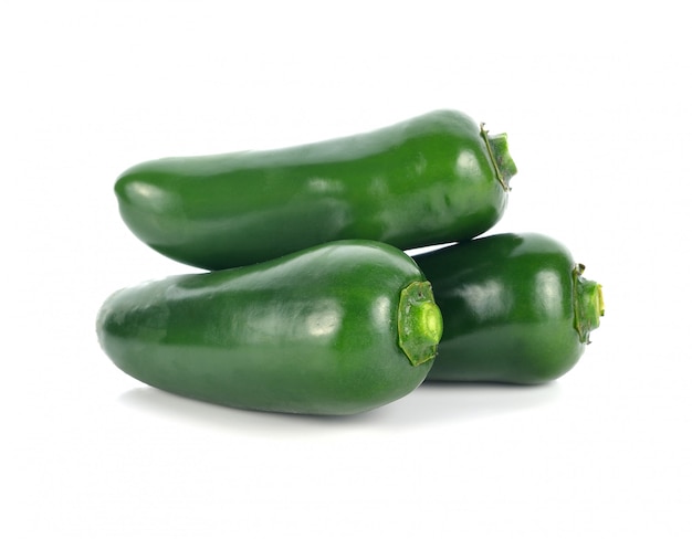 Мексиканский зеленый chili изолированный на белой предпосылке.