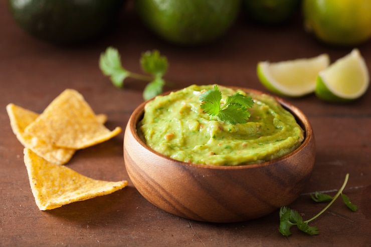 Photo mexican guacamole dip and nachos tortilla chips