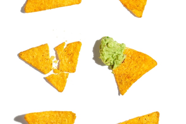 Foto nachos messicani con guacamole di avocado su sfondo bianco modello di luce dura