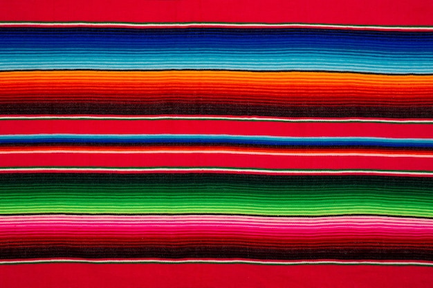 줄무늬가 있는 멕시코 판초 신코 데 마요 깔개 세라페 축제 전통 배경