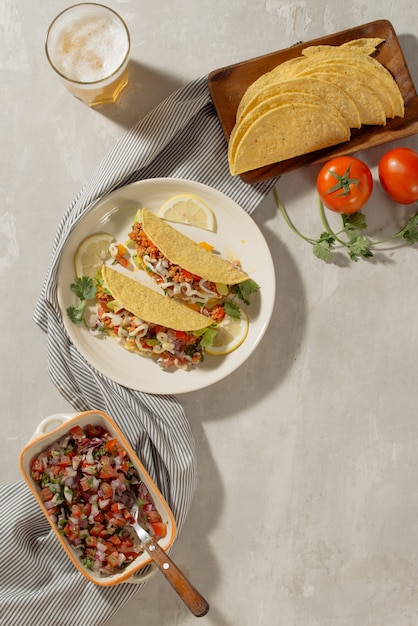 Tacos di maiale messicano con verdure. tacos deliziosi