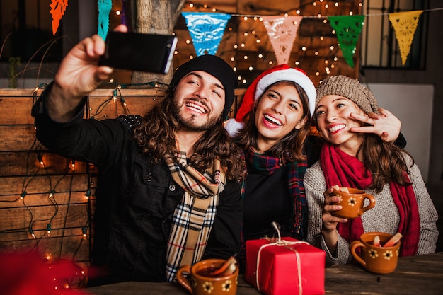 写真 メキシコでクリスマスを祝い、写真を撮るメキシコのポサダの友人