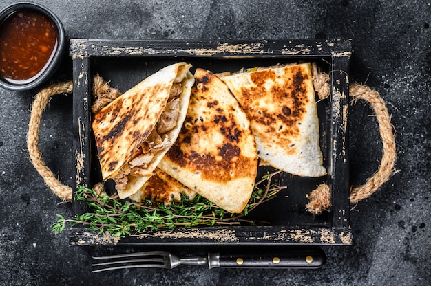 Quesadilla messicana con pollo, pomodoro, mais e formaggio.