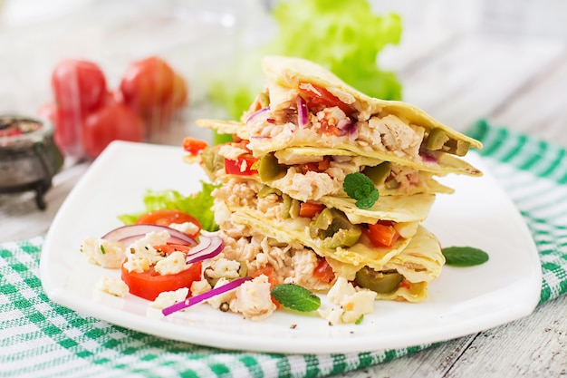 Avvolgere la quesadilla messicana con pollo, olive, peperoni e insalata.