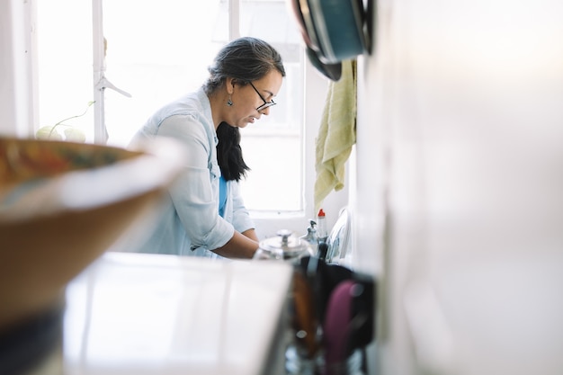 Foto vera donna messicana che cucina in cucina