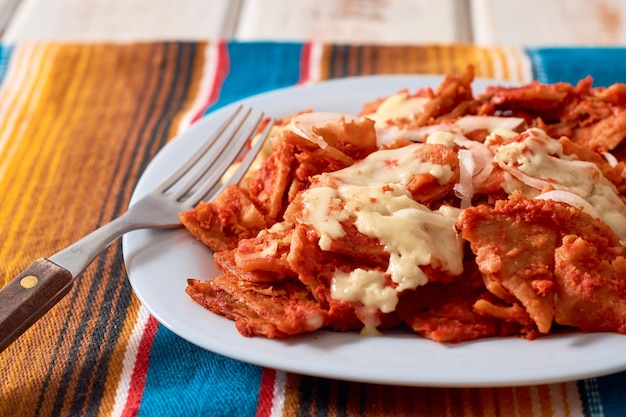 写真 メキシコの赤いチラキレス 伝統的なメキシコの朝食