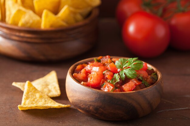 Photo mexican salsa dip and nachos tortilla chips