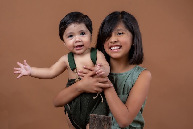 メキシコの兄弟の女の子と男の子