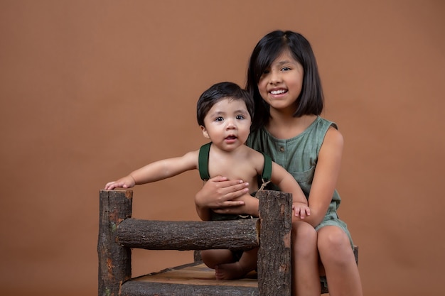 メキシコの兄弟の女の子と男の子