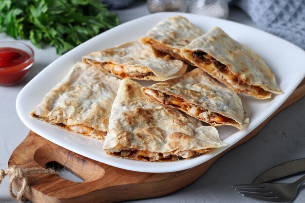 Кесадилья рецепт с фото в домашних Premium Photo Mexican snack quesadilla from tortilla with chicken cheese and cha
