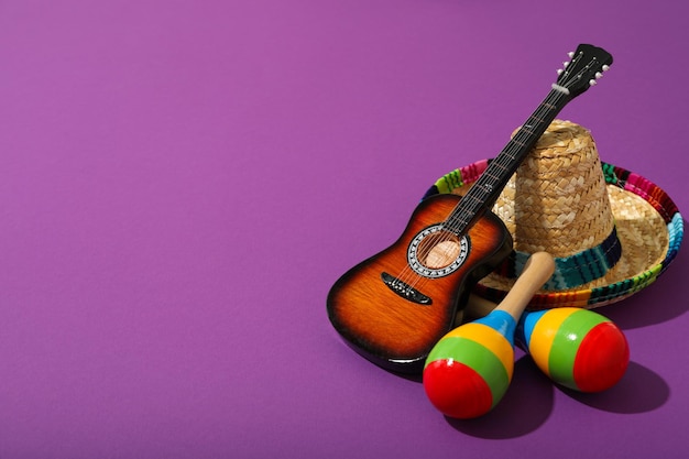 Photo mexican sombrero with decorative guitar and maracas