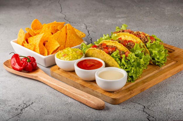 Tacos messicani con manzo lattuga e pomodori