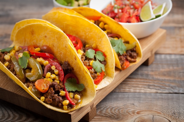 Photo mexican tacos with marbled beef and vegetables.