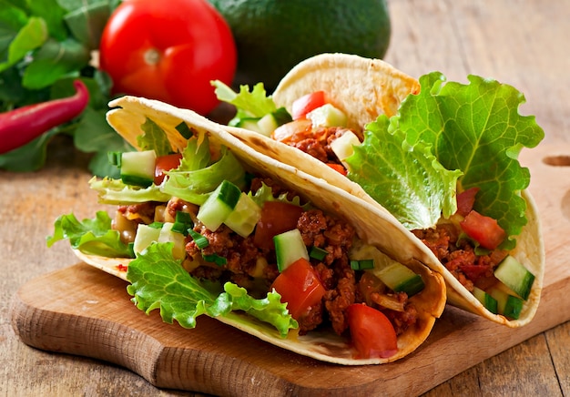 Photo mexican tacos with meat, vegetables and cheese