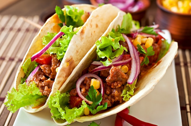 Tacos messicani con carne, verdure e cipolla rossa