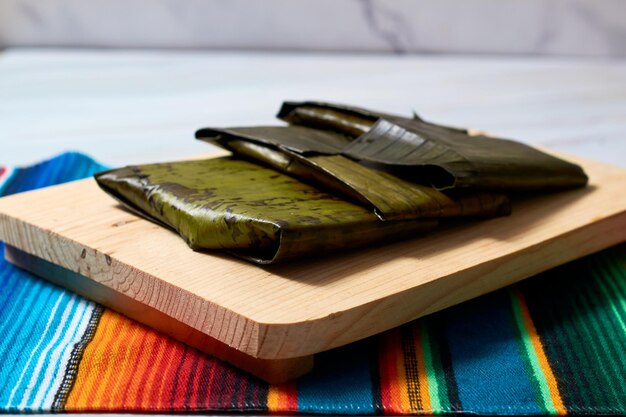 Фото Мексиканские tamales oaxaquenos в банановых листьях, традиционные из оахаки, мексика