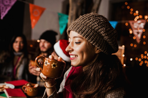 写真 クリスマスメキシコでポサダを祝うポンチェを飲むメキシコの女性