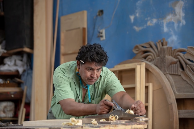 メキシコの木工職人、彼のワークショップで働く大工