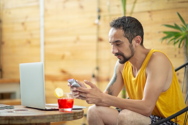 夏休みに取り組んでいるメキシコの若い男