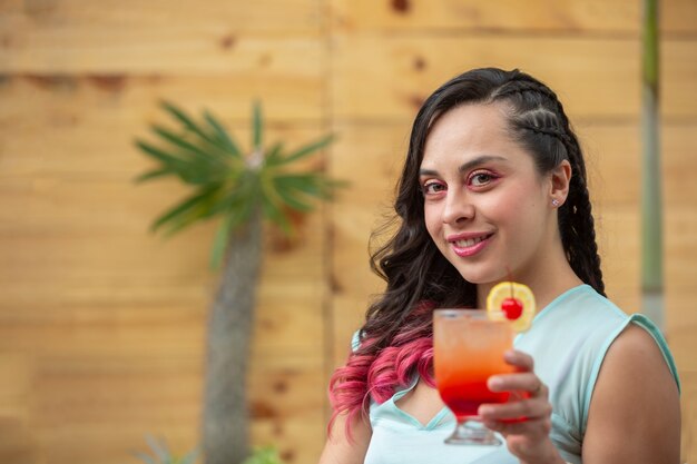 Мексиканская молодая женщина летний портрет ест пить коктейль