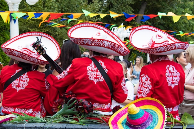 Mexicanen in traditionele klederdracht spelen muziekinstrumenten in het park