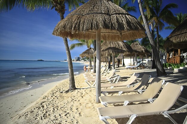 Mexico caribbean strandhotel ligstoelen aan zee vakantie