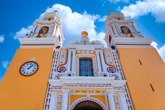 Photo mexico cholula our lady of remedies catholic church built on top of pyramid in puebla state