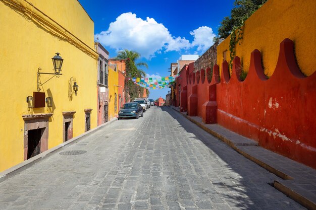 メキシコ歴史的な市内中心部にあるサンミゲルデアジェンデのカラフルな建物と通り