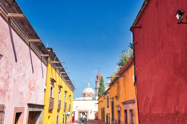 Messico edifici colorati e strade di san miguel de allende nel centro storico della città
