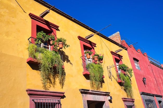 Mexico koloniale kleurrijke gebouwen en straten van San Miguel de Allende in het historische stadscentrum