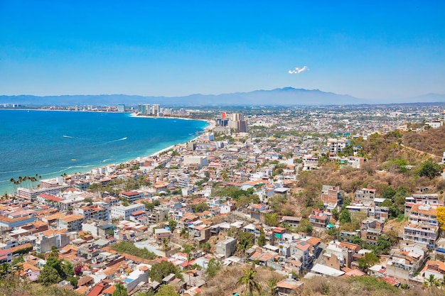 Mexico Mirador Cerro La Cruz Uitkijkpunt met panoramische skyline van de stranden en hotels van Puerto Vallarta