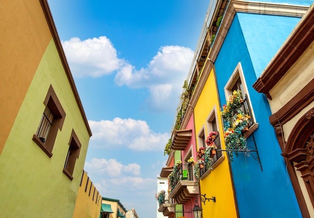 旧市街バリオアンティグオのメキシコモンテレーカラフルな植民地時代の家