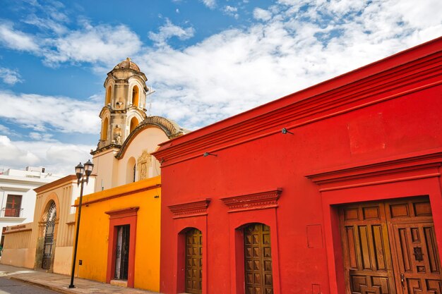 メキシコオアハカ歴史的な市内中心部の風光明媚な旧市街の通りとカラフルな植民地時代の建物