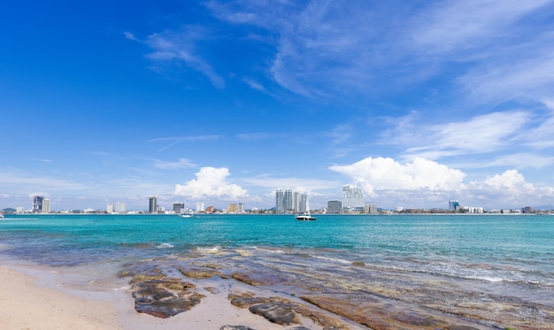 Mexico panoramische skyline van Mazatlan condos hotels en Malecon van Deer Island Isla de Venados