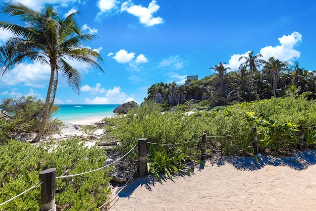 Mexico tulum archeologische zone en maya-piramides aan de schilderachtige oceaankust