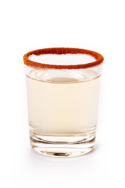 Bevanda messicana mezcal con fette d'arancia e sale di verme isolato su sfondo bianco