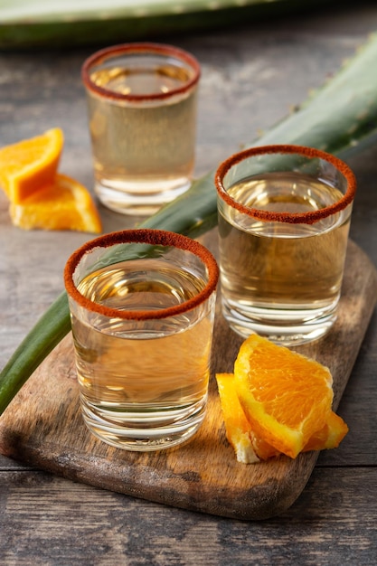 오렌지 조각과 벌레 소금을 곁들인 Mezcal 멕시코 음료