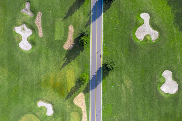 Parco nazionale mezhigorye. bunker di sabbia sul bellissimo campo da golf. vista dal drone ai prati verdi