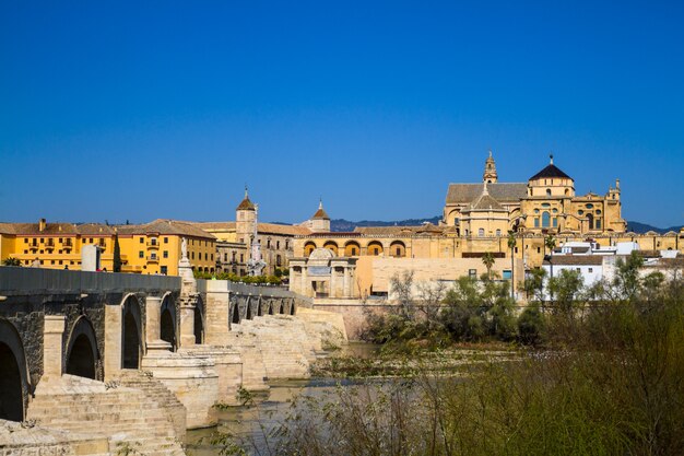 Mezquita en Romeinse brug