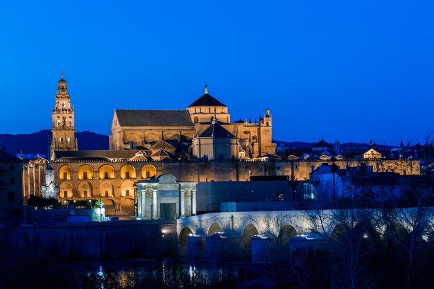 Photo mezquita and roman bridge, cordoba, spain