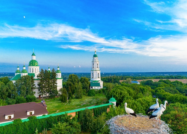 Mgarsky klooster van bovenaf. Lubny. Poltava-regio.