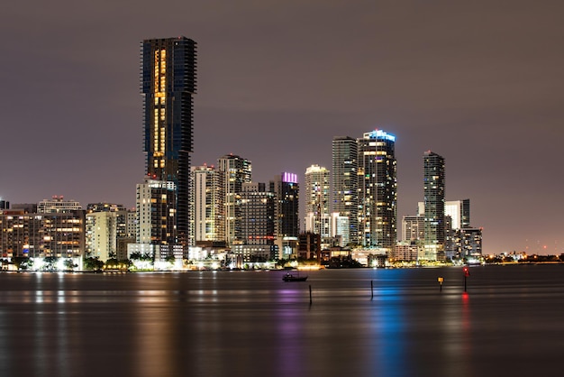 Miami-avond. Skyline van Miami Biscayne Bay reflecties, hoge resolutie.