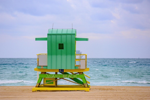 Miami beach badmeester staan in het zonneschijnpanorama van florida van miami beach florida