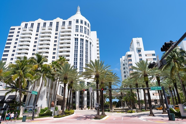 Miami Beach Florida USA 14 april 2021 Collins Avenue met palmbomen in Miami Beach
