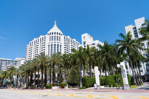Miami Beach Florida USA 14 april 2021 collins avenue met palmen in miami