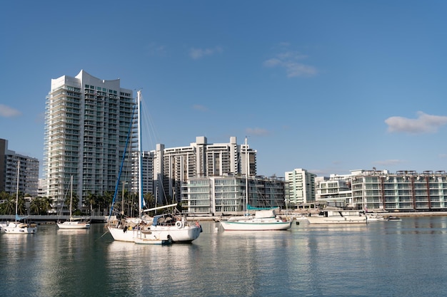 Miami Beach Florida USA 15 april 2021 Miami Bay Harbor met zeilboten en jachten