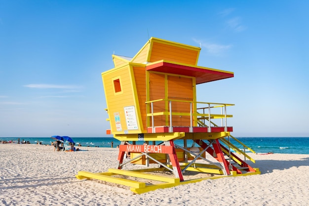 Майами-Бич, Флорида, США, 19 апреля 2021 года, вышка спасателей летом на пляже