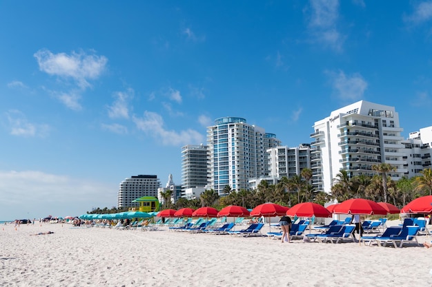 Miami Beach, Florida, VS 20 maart 2021, uitzicht op het strand met gebouwen in het centrum
